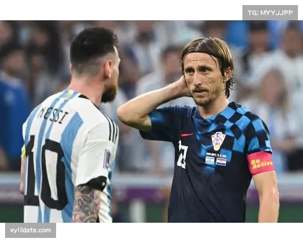 特写镜头：老将莫德里奇准备主罚关键任意球前的深呼吸